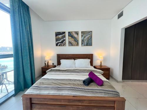 Postel nebo postele na pokoji v ubytování Manzil - Cozy 1BR Home near Downtown w Crystal Lagoon View