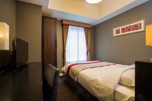 東京にあるホテルモントレ赤坂のベッドと窓が備わるホテルルーム
