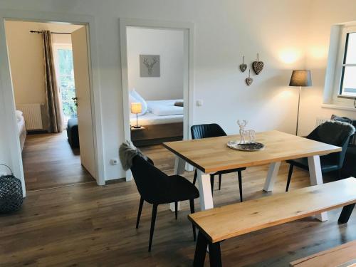 salon ze stołem i krzesłami oraz sypialnia w obiekcie Wohlfühl-Appartement Kreischberg inclusive Murau SommerGästeCard w mieście Sankt Georgen ob Murau