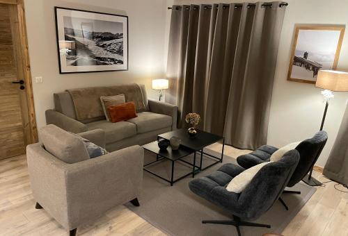 sala de estar con sofá, sillas y mesa en Spacious ski-in ski-out apartment 4-6 pax, 161 Sources de Marie Arc 1950 en Arc 1950