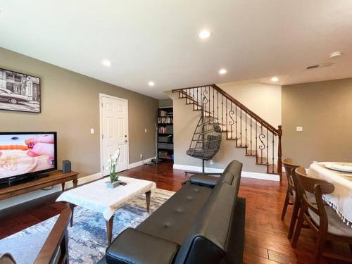 a living room with a couch and a tv at 839-Sunnyvale Great location 2Br/2Bth unit/Kingbed in Sunnyvale