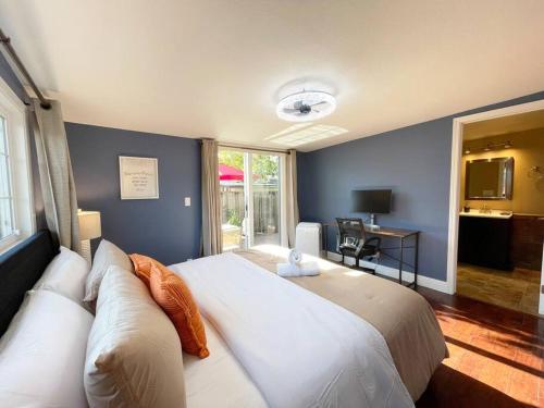 um quarto com uma grande cama branca e uma janela em 839-Sunnyvale Great location 2Br/2Bth unit/Kingbed em Sunnyvale