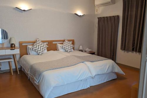 Postel nebo postele na pokoji v ubytování Roomy 4BR Home Sleeps 9／ShinOsaka／Large Groups