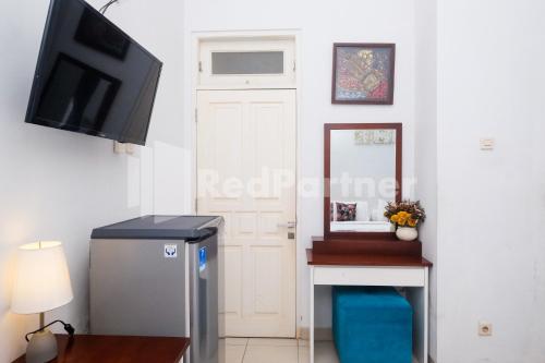 Just 11 Boutique Syariah Mitra RedDoorz near UGM Yogyakartaにあるキッチンまたは簡易キッチン