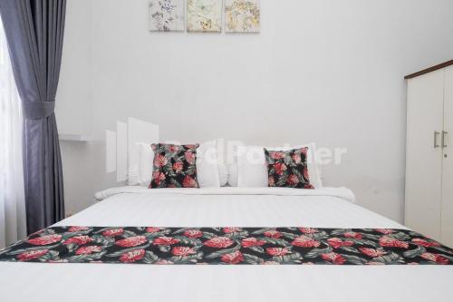 Postel nebo postele na pokoji v ubytování Just 11 Boutique Syariah Mitra RedDoorz near UGM Yogyakarta