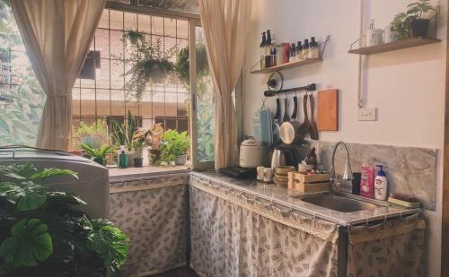 une cuisine avec un évier et une fenêtre dans l'établissement Tiny Homes- Vintage Apartments, à Hanoï