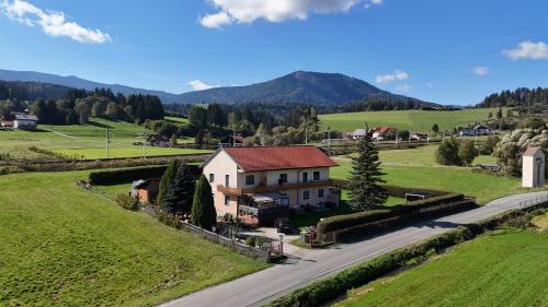 una casa al lado de una carretera en Haus Petra, en Neumarkt in Steiermark