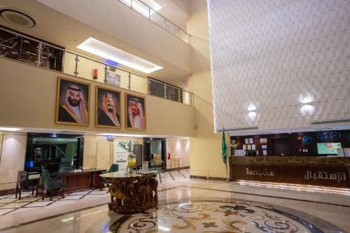 hol hotelu ze stołem w środku w obiekcie Rosemond Al Hamra w mieście Dżudda