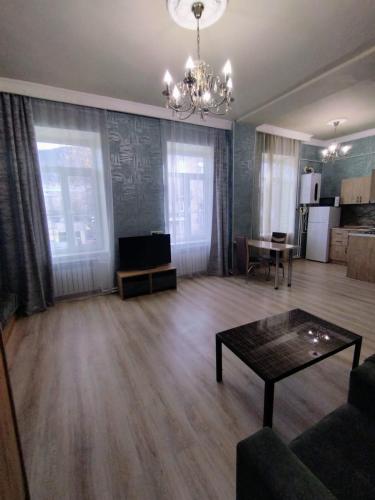 ein Wohnzimmer mit einem Sofa und einem Tisch in der Unterkunft Апартаменты -студия in Vanadzor