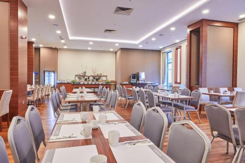 een eetkamer met tafels en stoelen bij Park Dedeman Bostanci Hotel in Istanbul