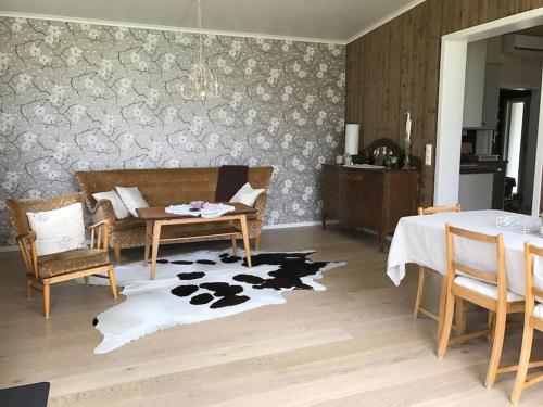 a living room with a couch and a table at Gammelstua Seaview Lodge in Kongsjorda