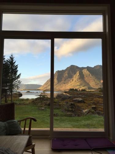 a window with a view of a mountain view at Gammelstua Seaview Lodge in Kongsjorda