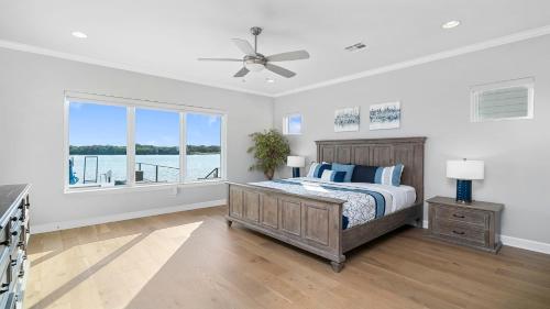een slaapkamer met een bed en een groot raam bij Luxury Waterfront Home with Swimming Pool Hot Tub and 2 Boat Slips in Kingsland