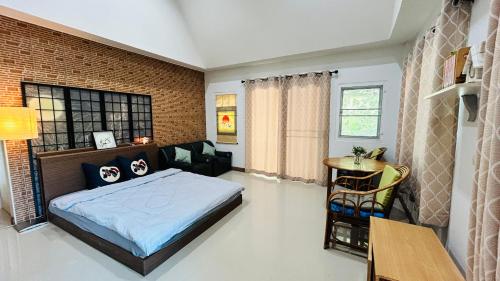 Postel nebo postele na pokoji v ubytování lemoon house khaoyai