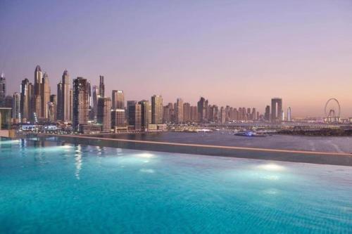 Bazén v ubytování Luxury 1 bedroom in Palm Dubai. Beach access nebo v jeho okolí