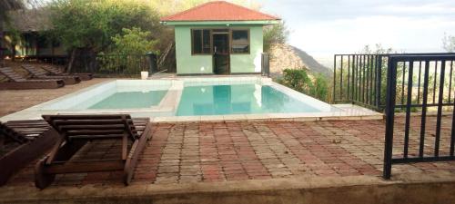 una pequeña piscina con una silla y una valla en Lake Manyara View Luxury Tented Camp, en Mto wa Mbu