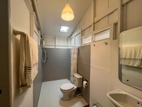 een kleine badkamer met een toilet en een wastafel bij De Bra Hostel in Ban Mo Nae