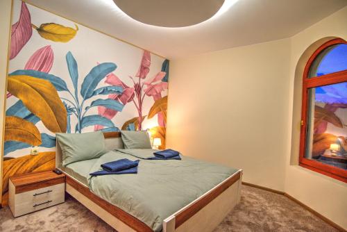 潘波洛沃Вила Форте Villa Forte的卧室里有一张床，墙上挂着一幅画