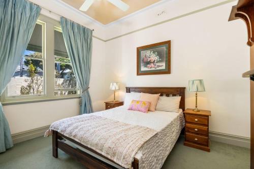 1 dormitorio con cama y ventana en Heritage on Fairview - Classic Comfort in Geelong en Geelong