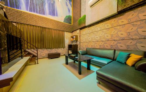 a living room with a couch and a table at Wsb Motel-Rende in Tainan