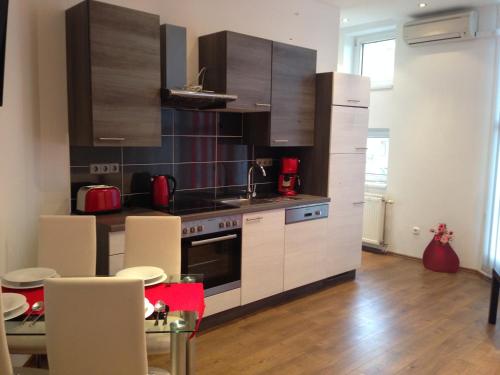 A kitchen or kitchenette at Aqua Apartmanok