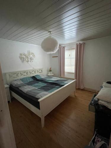 ein Schlafzimmer mit einem großen Bett in einem Zimmer in der Unterkunft Little adorable red in Kiruna