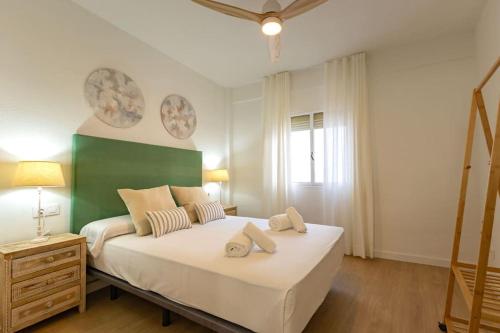 Llit o llits en una habitació de Bustos Tavera Suite by Valcambre