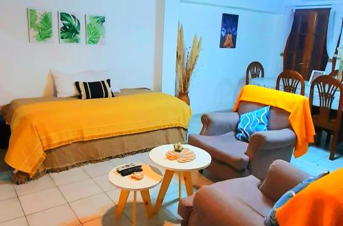 uma sala de estar com uma cama e um sofá em CASA CÉNTRICA RIOJA ,Patio Parrilla, Zona Residencial, Parking privado gratis a 100 mts em Mendoza