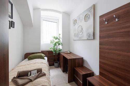 Habitación pequeña con cama y ventana en Vienna City Business Rooms en Viena