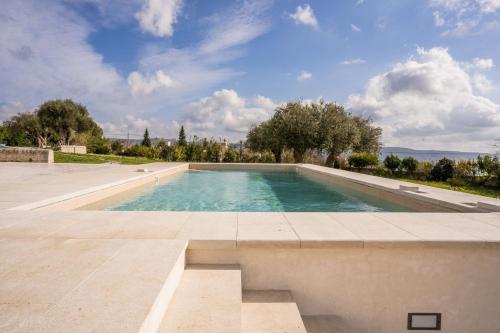 a swimming pool in a villa with a sky at House Nicasia: villa con piscina in Ragusa