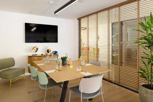 a meeting room with a table and chairs at INNSiDE by Meliá Barcelona Apolo in Barcelona