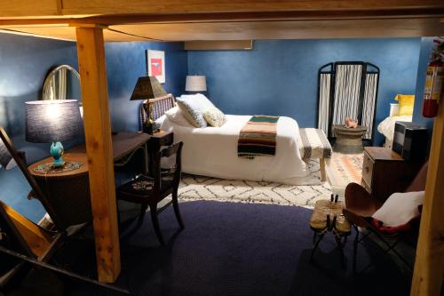um quarto com uma cama, uma mesa e cadeiras em Mom & Pop's: Waterfront,Nature,Togetherness em Cambridge Springs