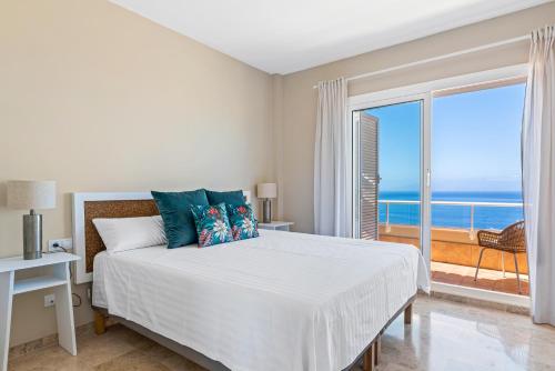 um quarto com uma cama e vista para o oceano em Casa Mila: Encanto con Vista al Mar em Puerto de Santiago