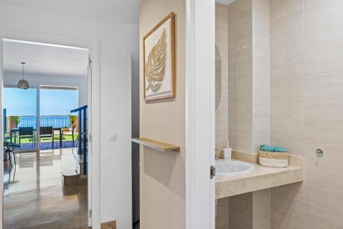 uma casa de banho com lavatório e vista para o oceano em Casa Mila: Encanto con Vista al Mar em Puerto de Santiago
