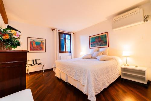 ヴェネツィアにあるVenice Heaven Apartments - Ca Giulia apartment with private living TERRACE on last floor no liftのベッドルーム1室(白いベッドカバー付)