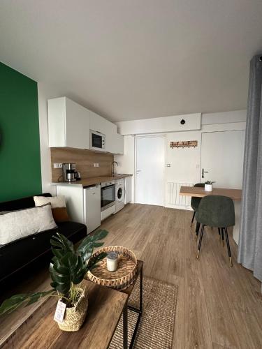 un salon avec un canapé et une table dans l'établissement L’Atelier Sauvage - Studio Paisible Triangle d'Or, à Bordeaux