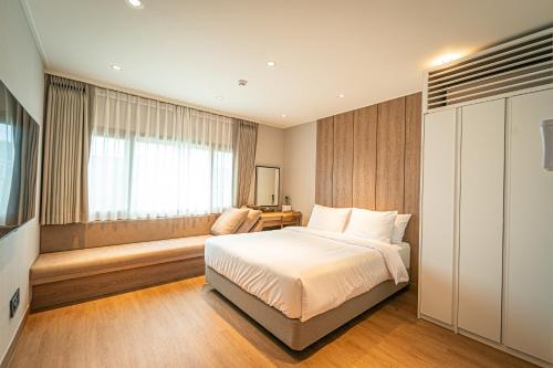 Una cama o camas en una habitación de The Private Hamdeok
