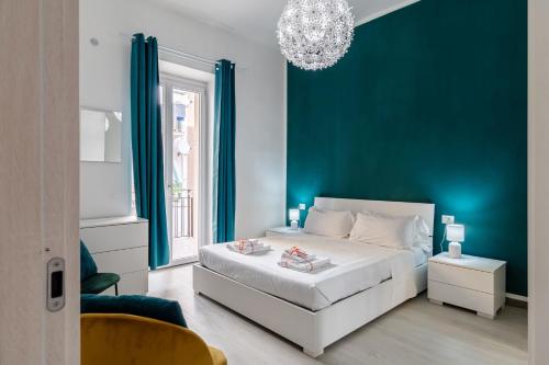 Un dormitorio con una cama blanca y una pared azul. en Casa La Vammër by Rentbeat, en Vieste