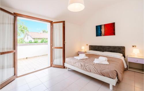 Schlafzimmer mit einem Bett und einer großen Glasschiebetür in der Unterkunft S2 Conchiglia in Isola Albarella