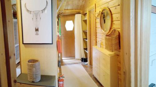 een kleine kamer met een klok aan de muur bij Messlingen, Orrstigen 5 in Funäsdalen