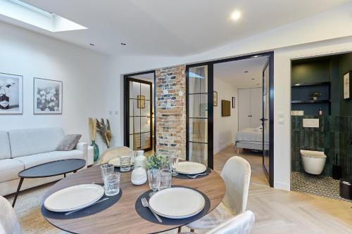 une table à manger et des chaises dans un salon dans l'établissement Apartment Arc de Triomphe by Studio prestige, à Paris
