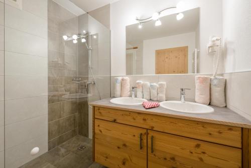 a bathroom with two sinks and a shower at Stockhambauer in Kleinarl