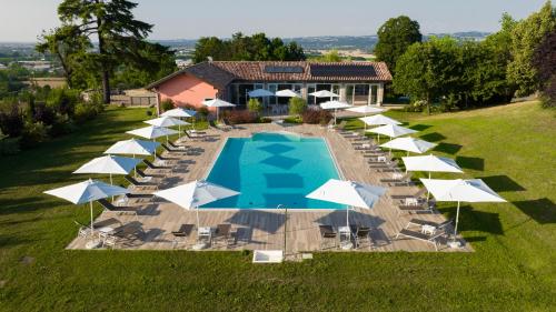 una vista aérea de una piscina con sombrillas y sillas en Relais Villa Pomela, en Novi Ligure