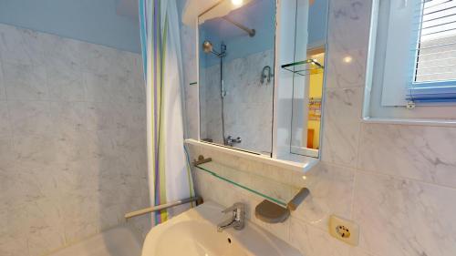 グレーミッツにあるGilde-Residenz App. 1のバスルーム(トイレ、洗面台、鏡付)