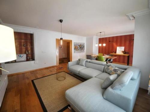 sala de estar con sofá y mesa en 0322 Apartment in Carballo en Carballo