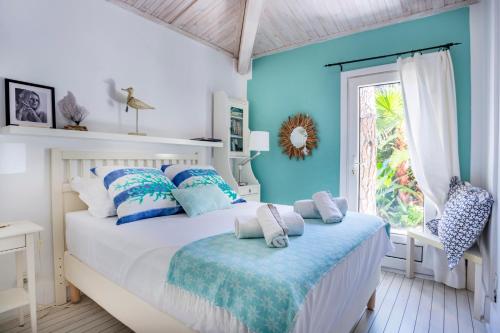 Schlafzimmer mit einem Bett mit blauen Wänden und einem Fenster in der Unterkunft Casa Bambou An hidden gem near Saint Tropez with private pool in Gassin