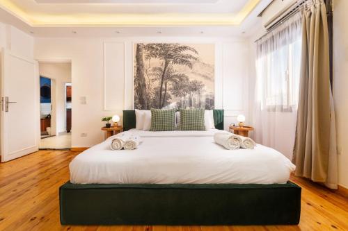 1 dormitorio blanco grande con 1 cama blanca grande en The 2 BDR Sterling Residence 5 min to CAI Airport en El Cairo