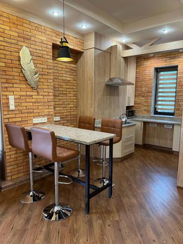 Køkken eller tekøkken på CITY STAY Апарт-Отель Алматы
