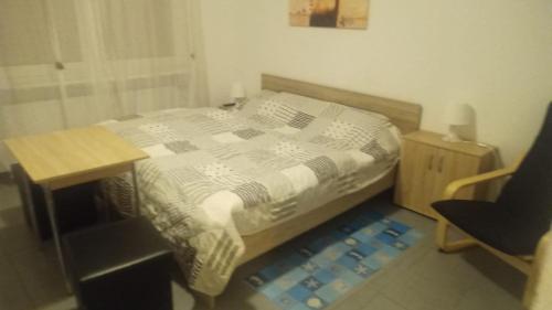 sypialnia z łóżkiem, stołem i krzesłem w obiekcie Da lillo w mieście Fuldatal
