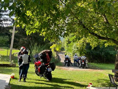 una persona parada al lado de una motocicleta en un parque en Guesthouse D&D en Ličko Petrovo Selo